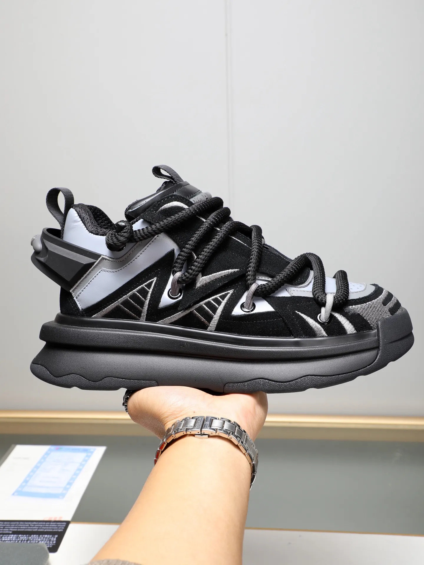 Men's men's shoes💰600 [AMIRI～AMIRI] 2025 spring and summer series new casual shoes🆕The large tongue on the upper and the cross shoe string design are very special! Made of cowhide➕multiple materials spliced➕in breathable mesh, thickened and oversized foam-resistant outsole, it will look good on whoever wears it! The appearance is responsible, the feet are retro and handsome! Size:39-44 (38, 45, 46 customized)